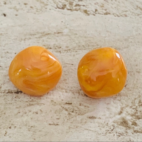 Vintage Jewelry - Vintage Butterscotch Bakelite Earrings.